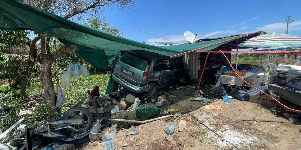 Otomobil yol kenarındaki iş yerine daldı: 1 ölü