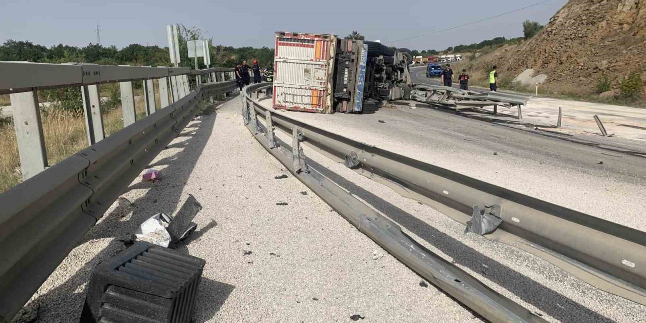 Kırklareli’nde tır devrildi: 1 ölü