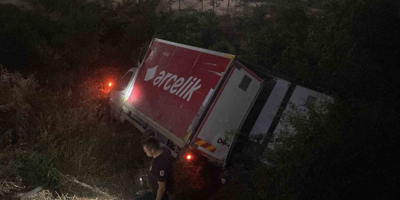 Freni boşalan kamyonet uçurumdan uçtu