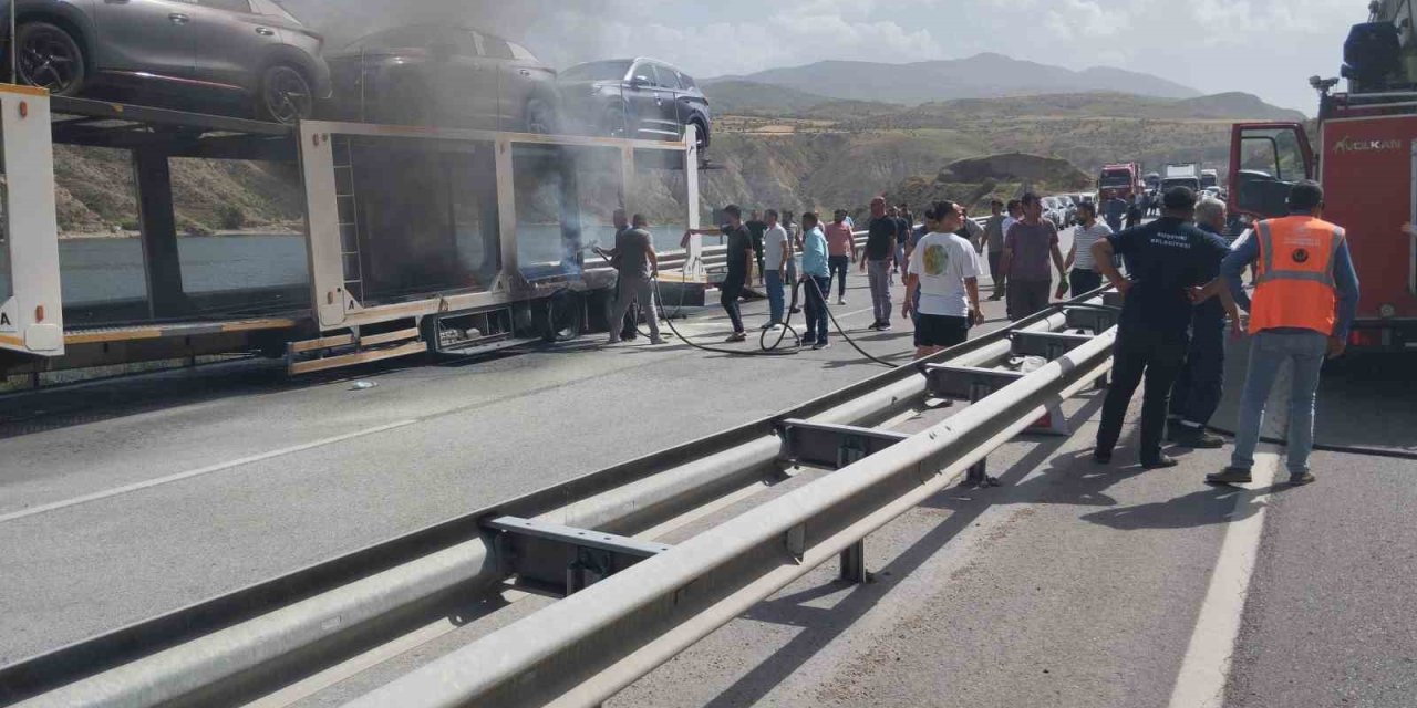 Sıfır kilometre araçlar yanmaktan son anda kurtarıldı