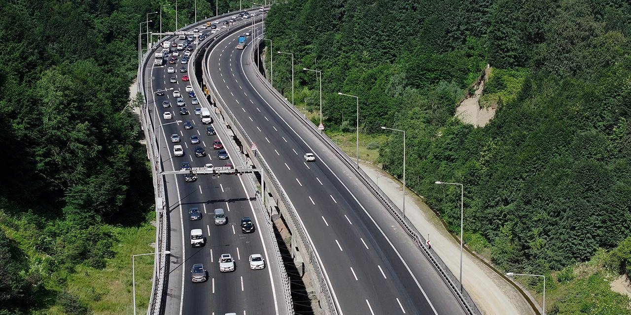 Yollarda trafik yoğunluğu yaşanıyor