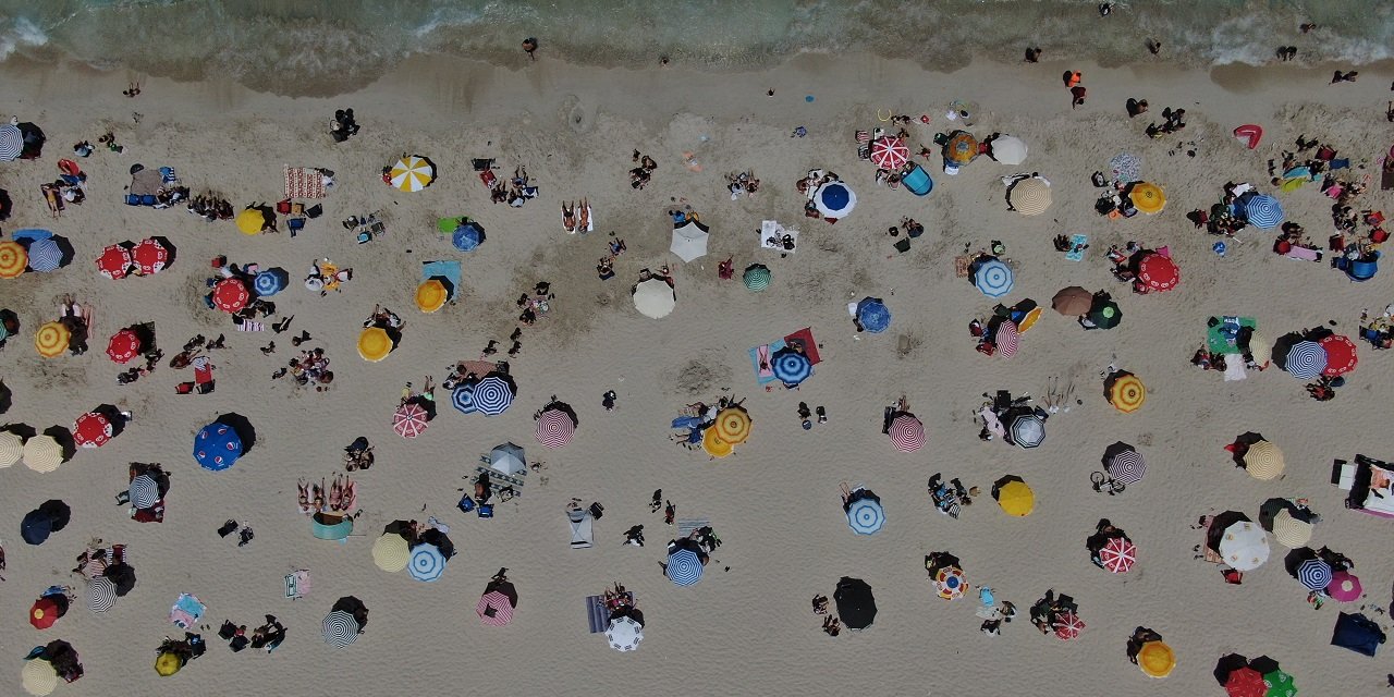 Binlerce kişi plaja akın etti: İlçenin nüfusu 1 milyona dayandı