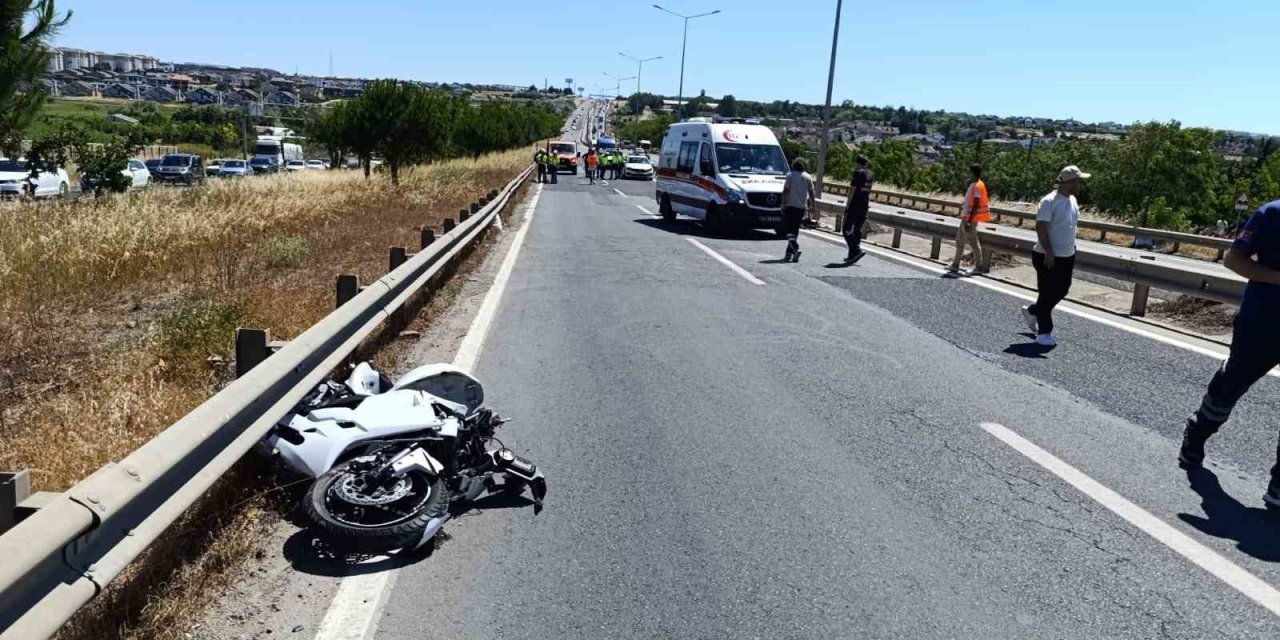 Bariyerlere çarpan motosiklet sürücüsü hayatını kaybetti