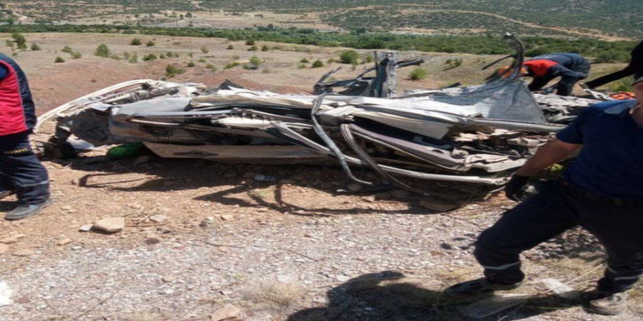 Beton blok, otomobilin üzerine düştü; 1 ölü, 1 yaralı