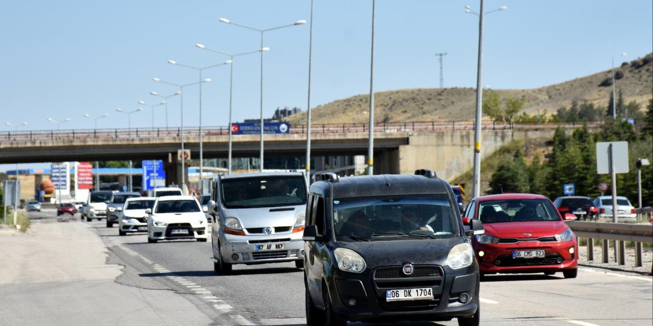 Tatilcilerin dönüş yolculuğu sürüyor