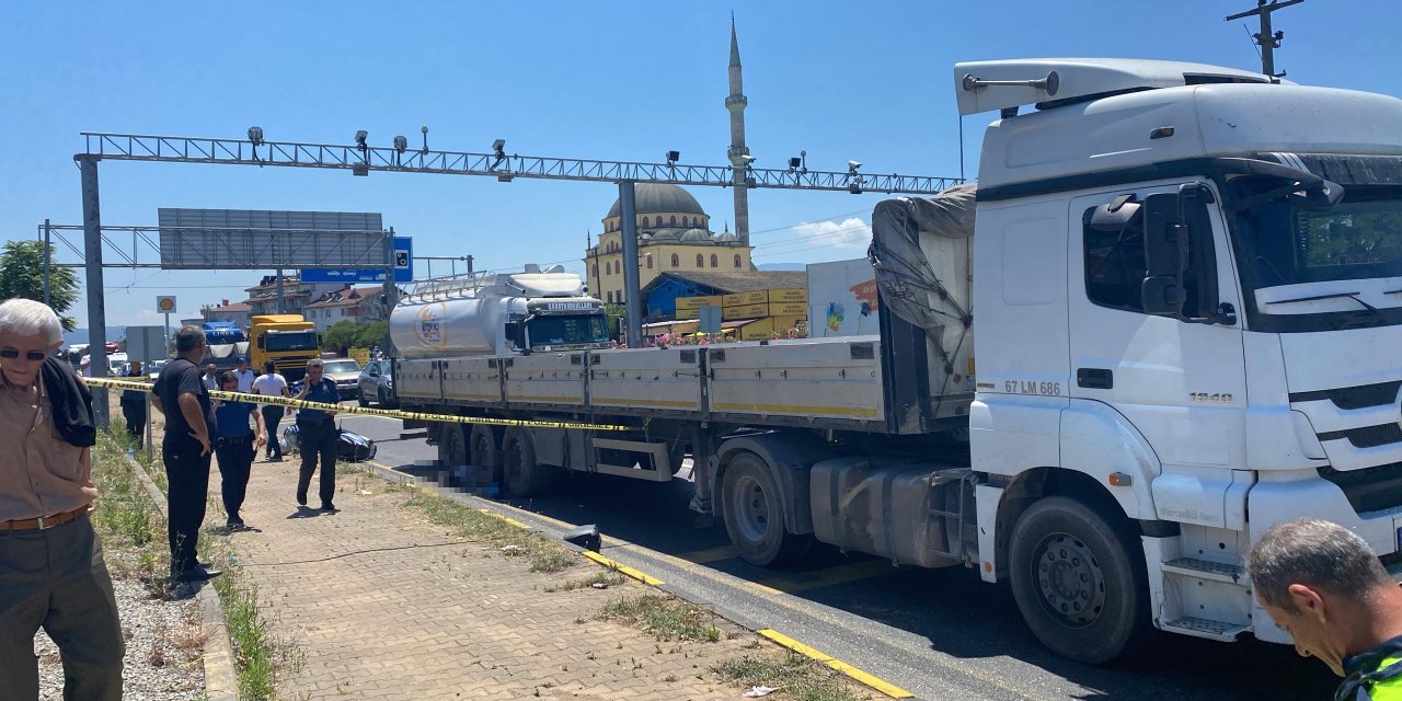 Eşinin kullandığı motosikletten düşüp yandaki TIR'ın altında kaldı