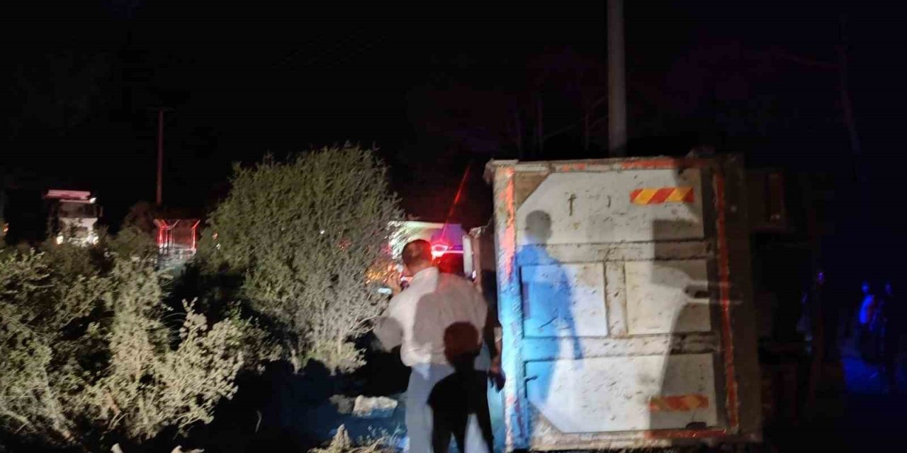 İzmir’de devrilen kamyonun sürücüsü hayatını kaybetti
