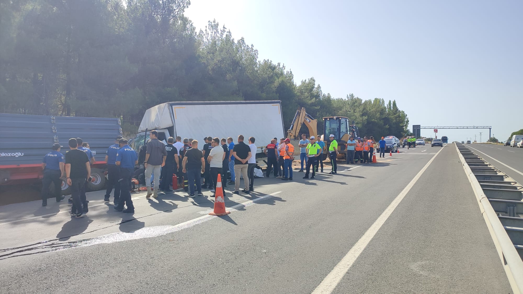 Edirne'de kamyonet, traktör römorkuna çarptı: 3 ölü, 1 yaralı