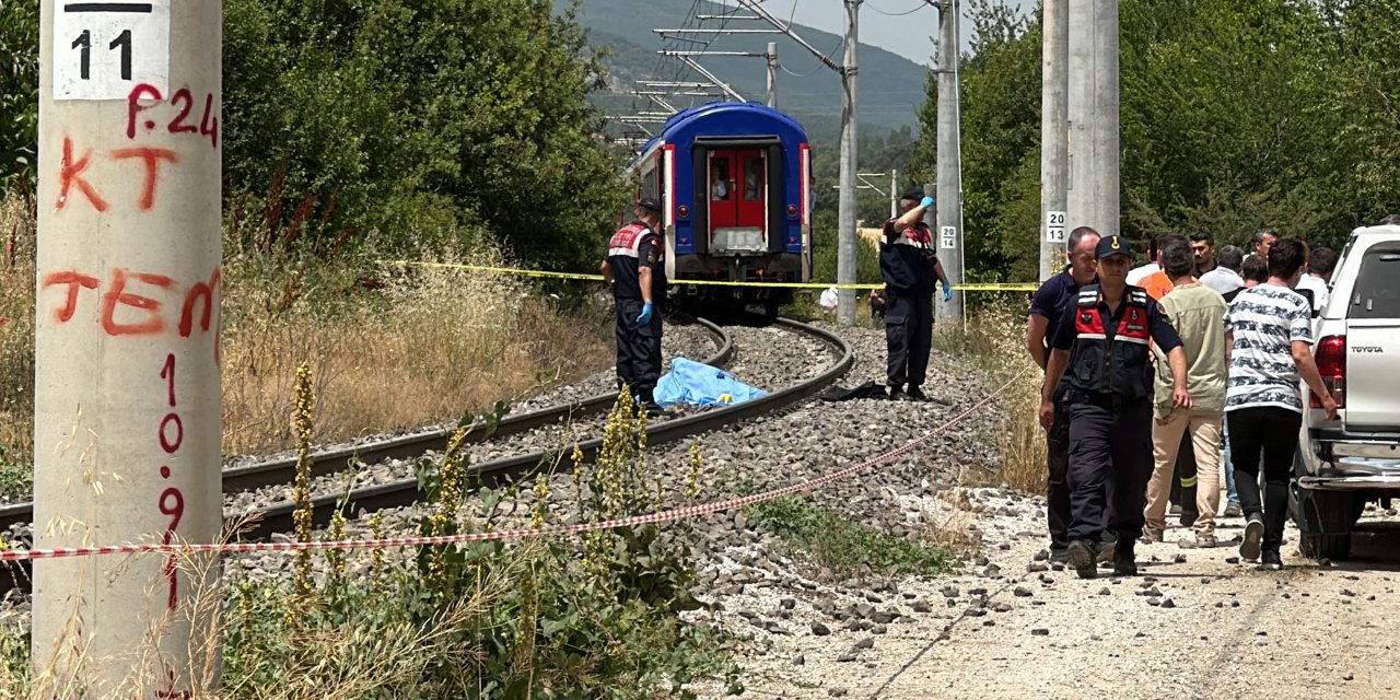 Kütahya’da yolcu treni çapa motoruna çarptı: 1 ölü