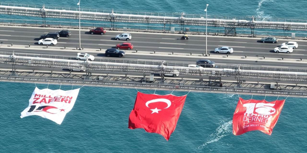 İstanbul'daki köprülere Türk bayrağı asıldı