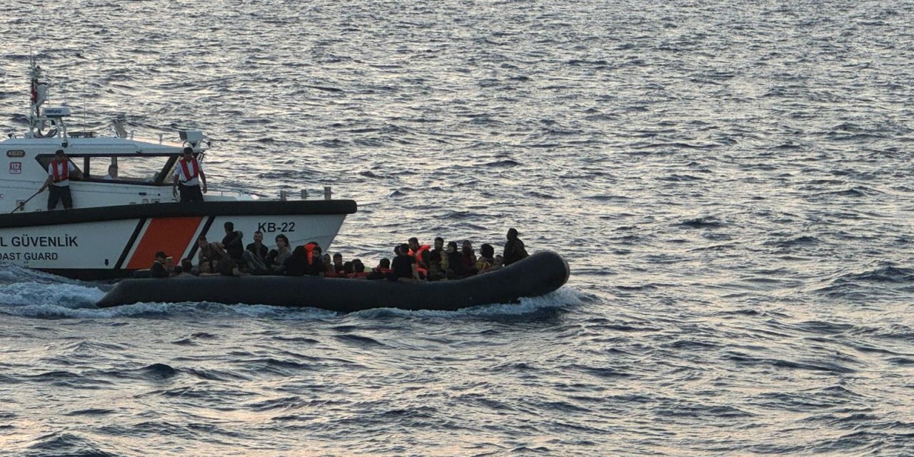 İzmir'de 88 kaçak göçmen yakalandı, 15 kaçak göçmen kurtarıldı