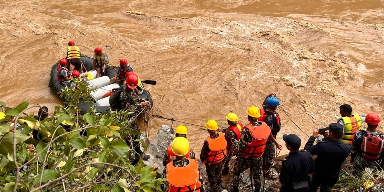 Otobüslerin nehre düştü, 11 kişinin cesedine ulaşıldı