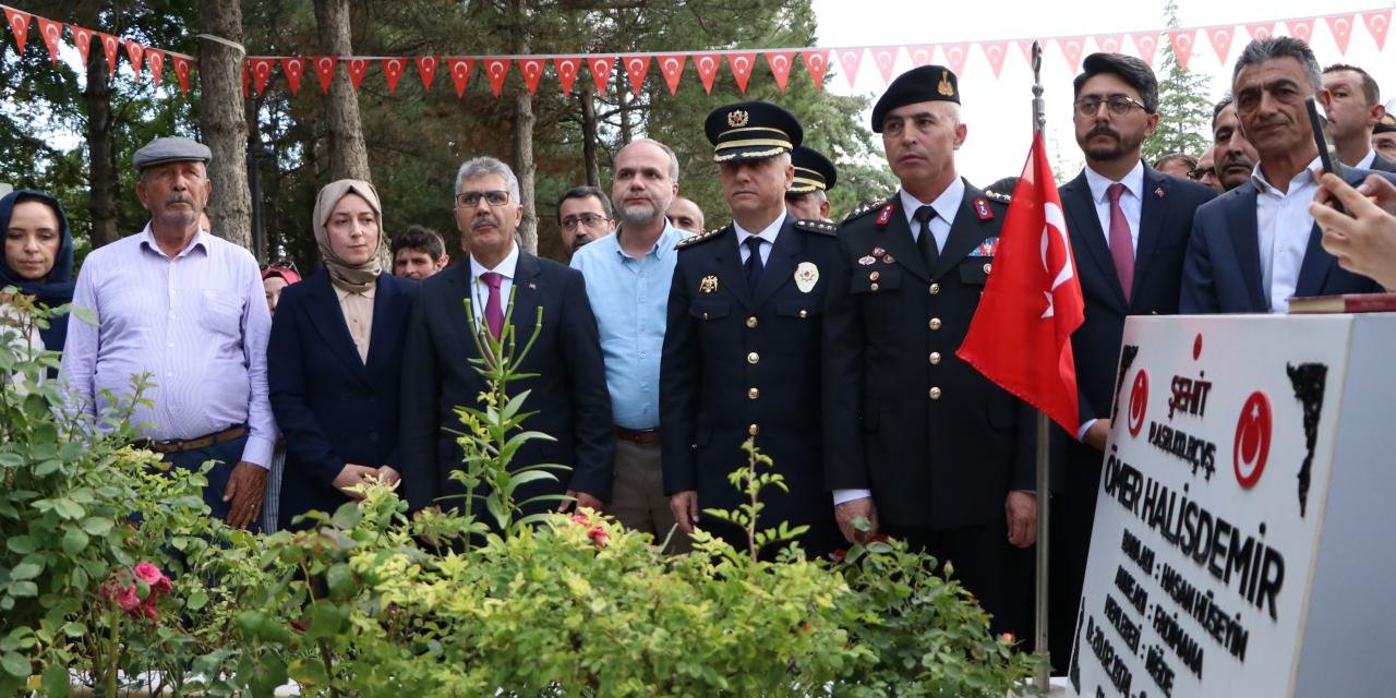 Şehit Ömer Halisdemir'in kabri başında tören düzenlendi