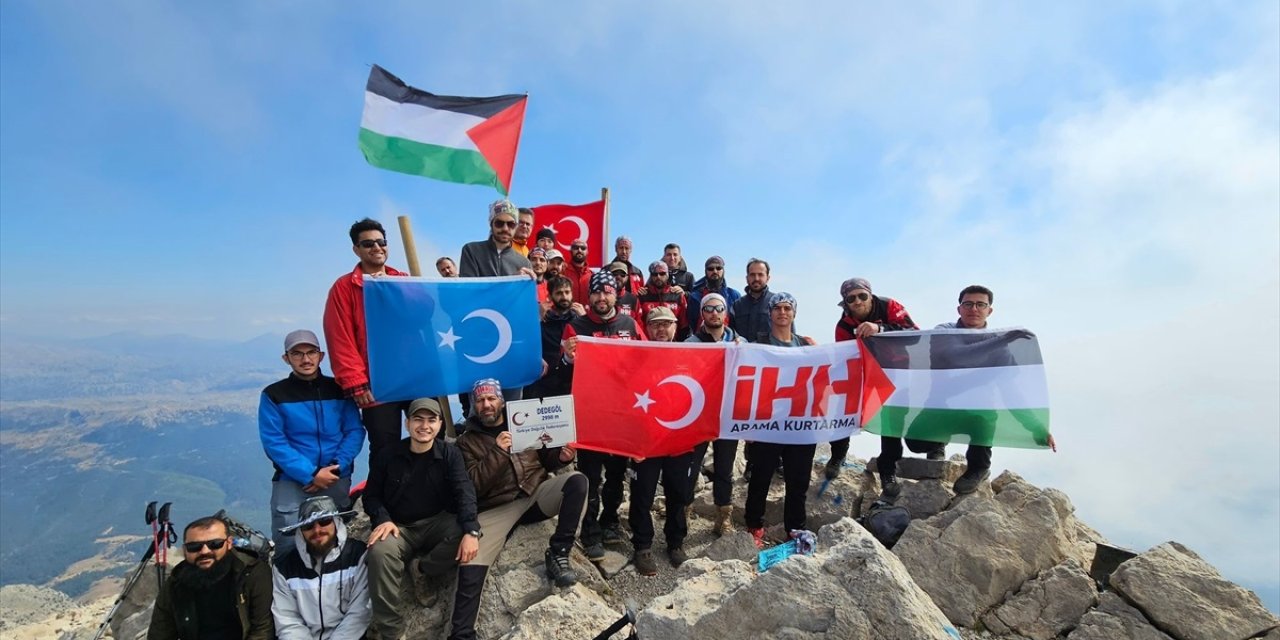 İHH Konya arama kurtarma ekibi, Filistin için Dedegül Zirvesi'ne tırmandı