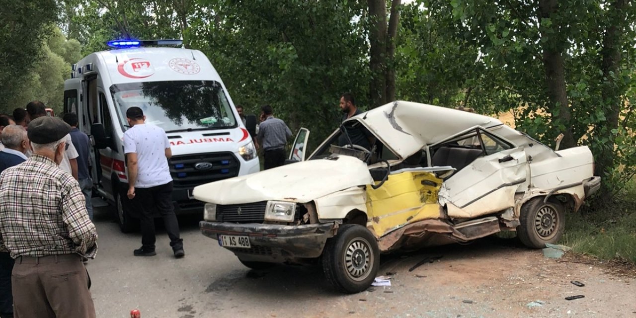 Kütahya'da otomobil ile traktör çarpıştı, 1 kişi öldü