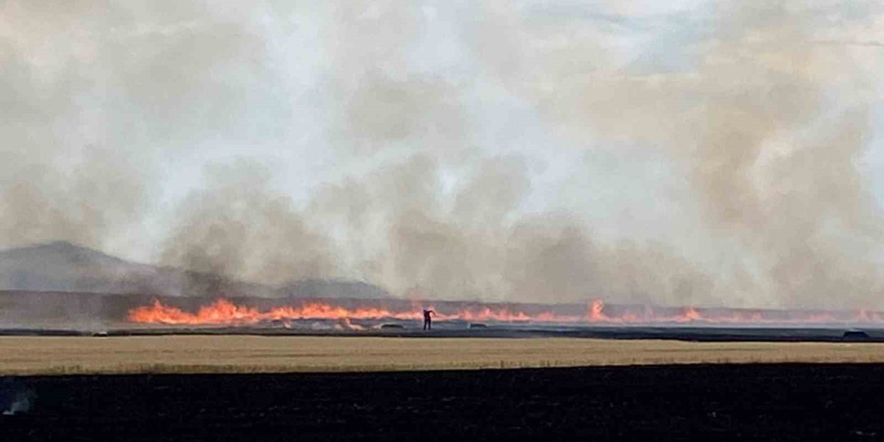 Konya'da tarlada yangın! 600 saman balyası kül oldu