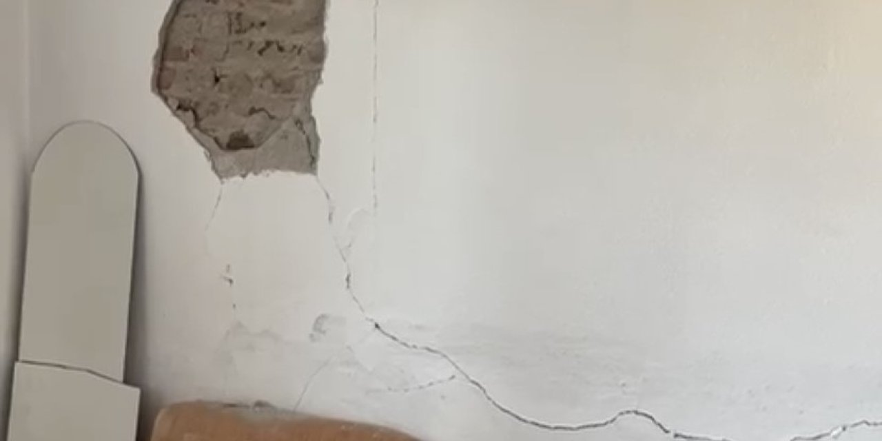 Çanakkale’deki depremde bazı evlerin duvarları çatladı