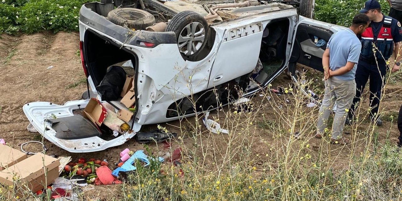 Sivas’ta hafif ticari araç devrildi: 1 ölü, 2 yaralı