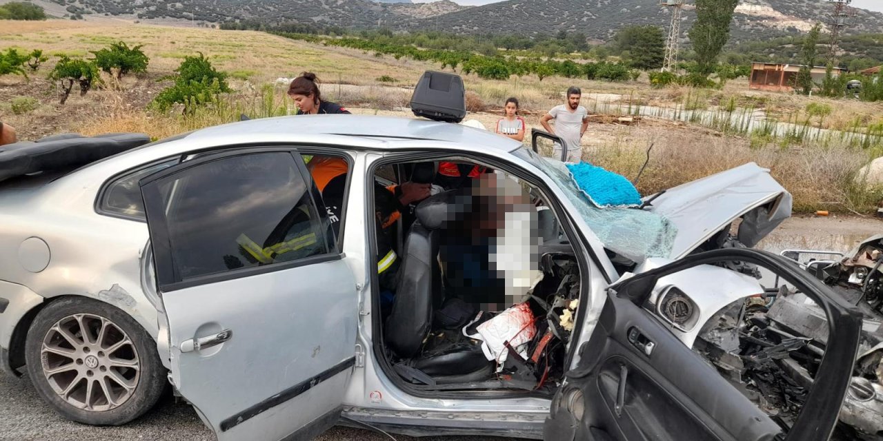 Burdur'da iki otomobi kafa kafaya çarpıştı! 2 ölü, 8 yaralı