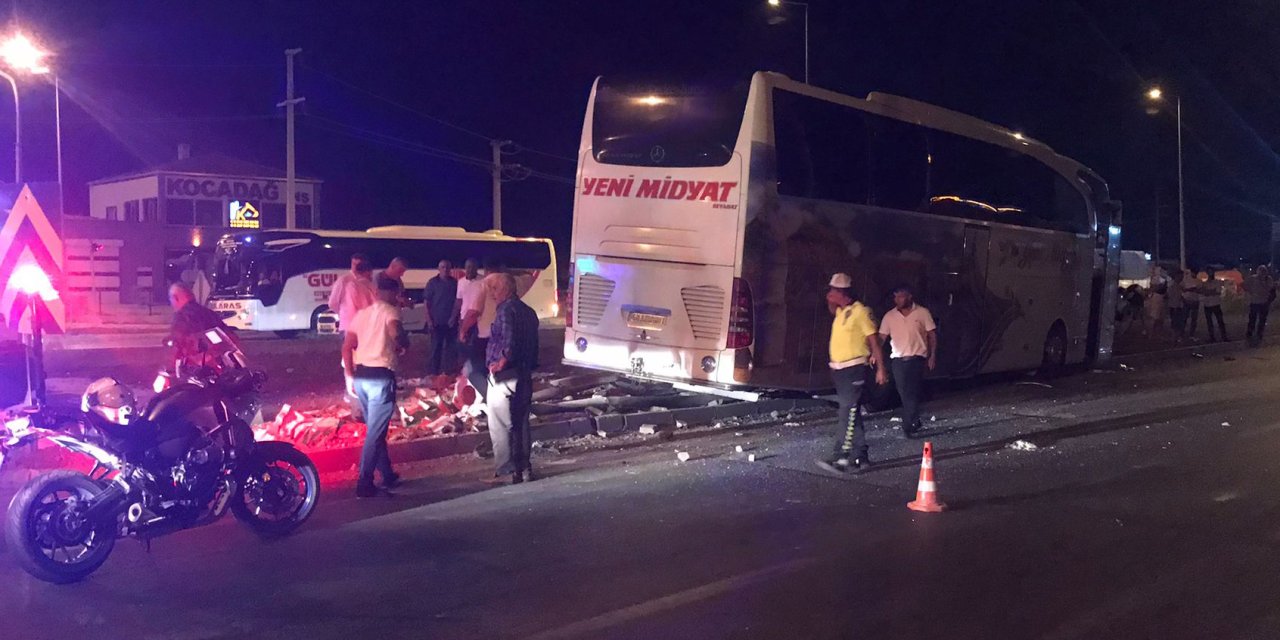 Konya'da 2 yolcu otobüsü çarpıştı, 1'i refüje çıktı