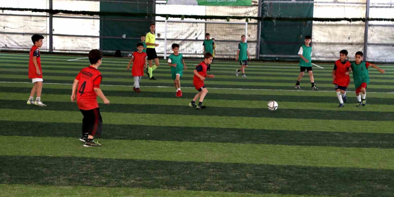Konya'da sürpriz ödüllü futbol turnuvası başladı