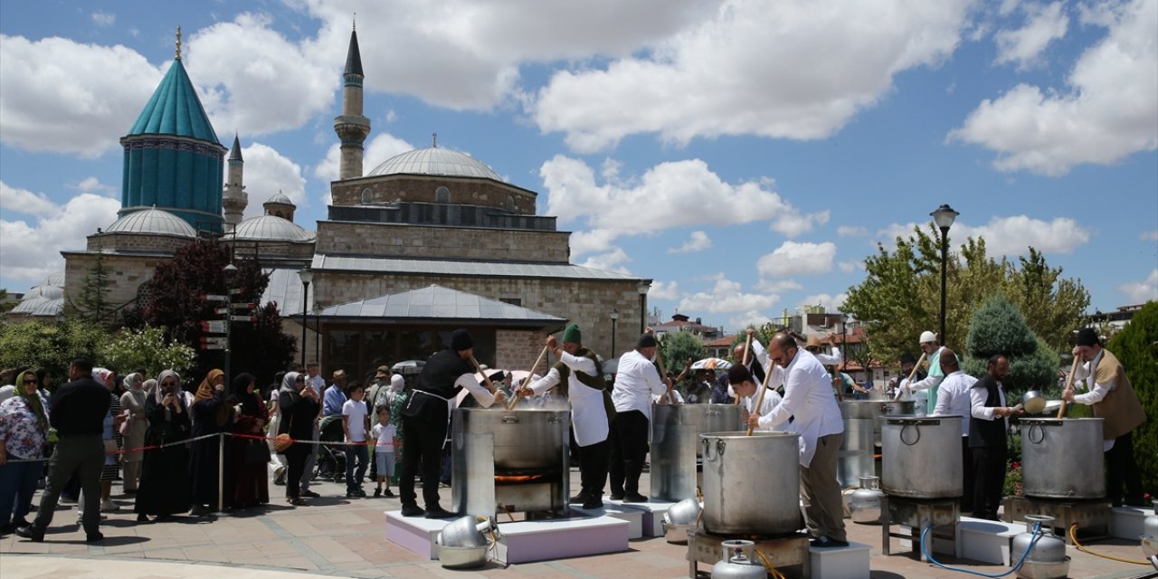 Konya'da dev kazanlarda aşure pişirildi
