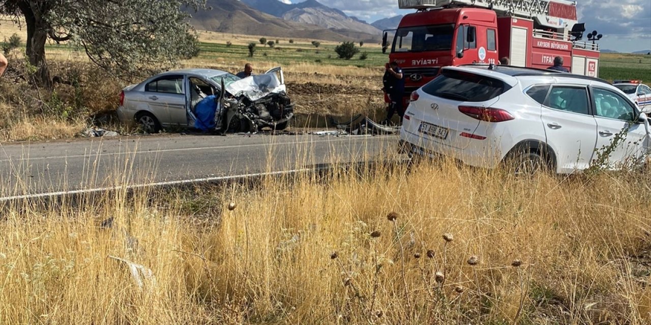 Kayseri'de iki otomobil çarpıştı, 2 kişi öldü, 1 kişi yaralandı