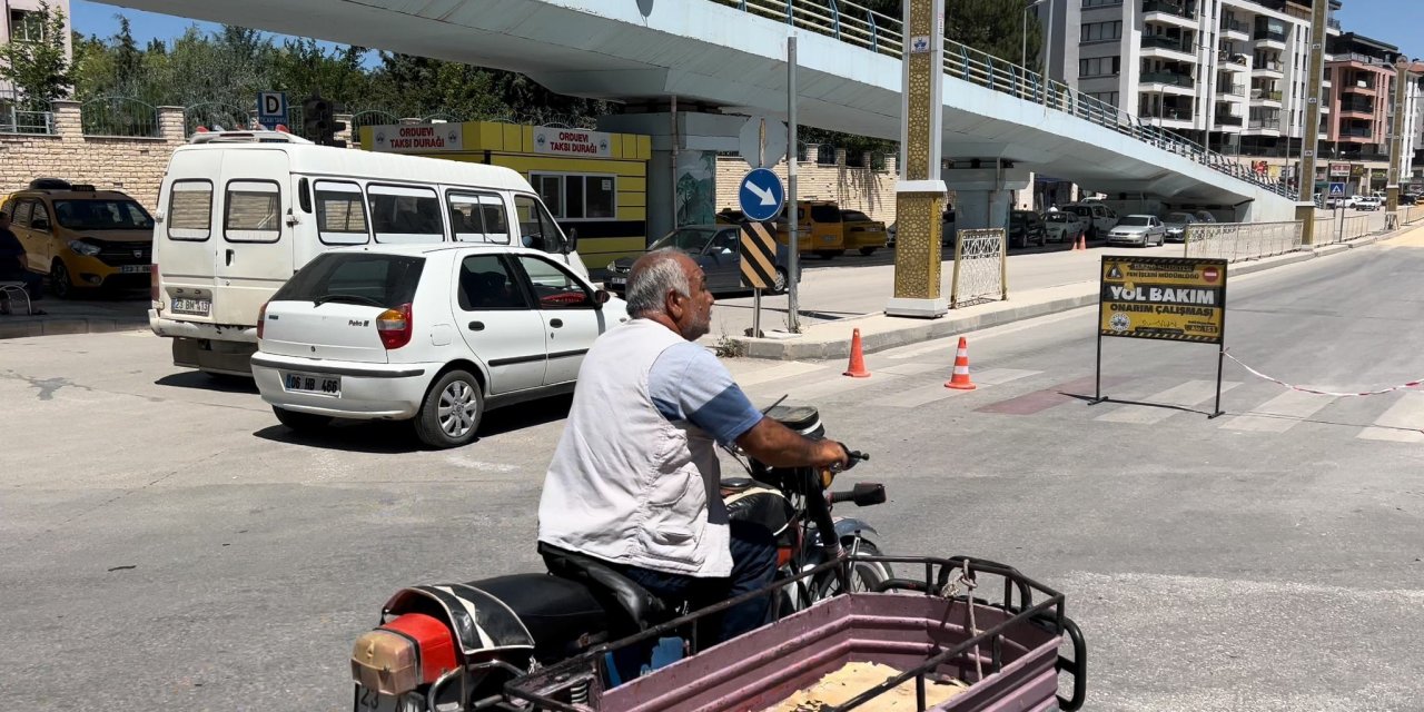 Kapatılan caddede ters yöne giren sürücüler, trafiği tehlikeye soktu