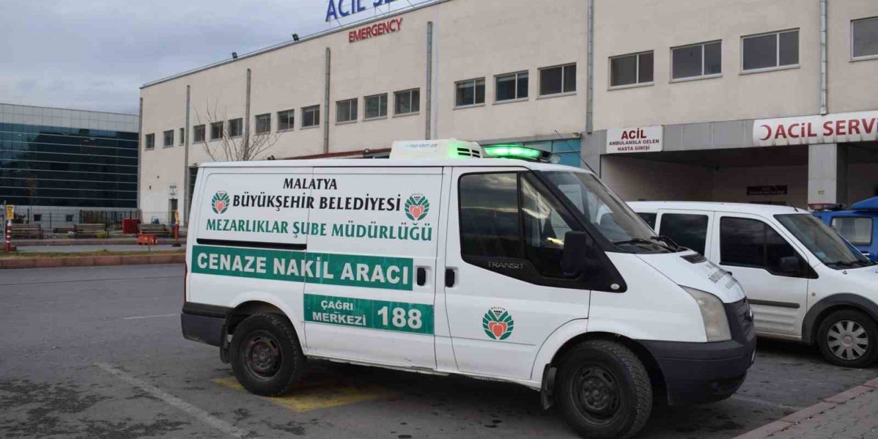 Ambulansın çarptığı kadın öldü