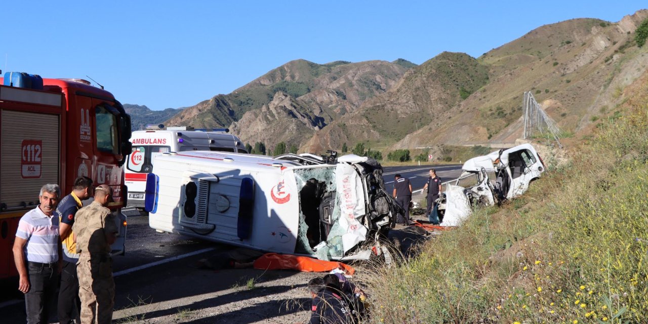 Erzurum'da ambulans ile hafif ticari araç çarpıştı: 4 ölü, 1 yaralı