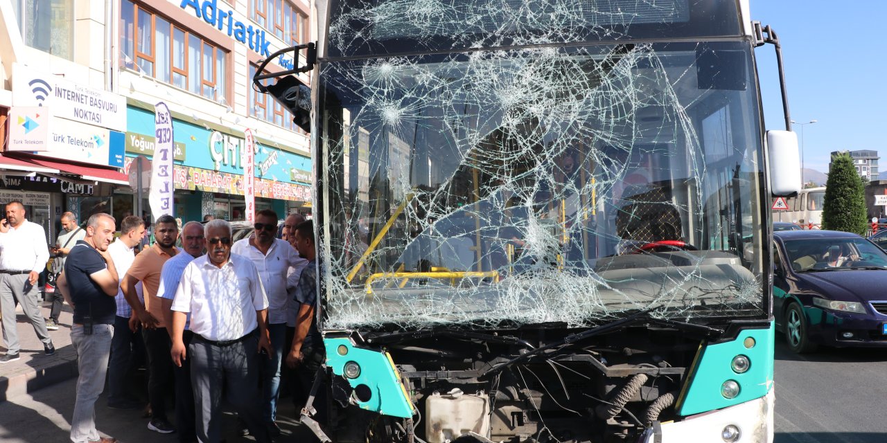 Freni boşalan halk otobüsü, kaldırımda yayalara çarptı