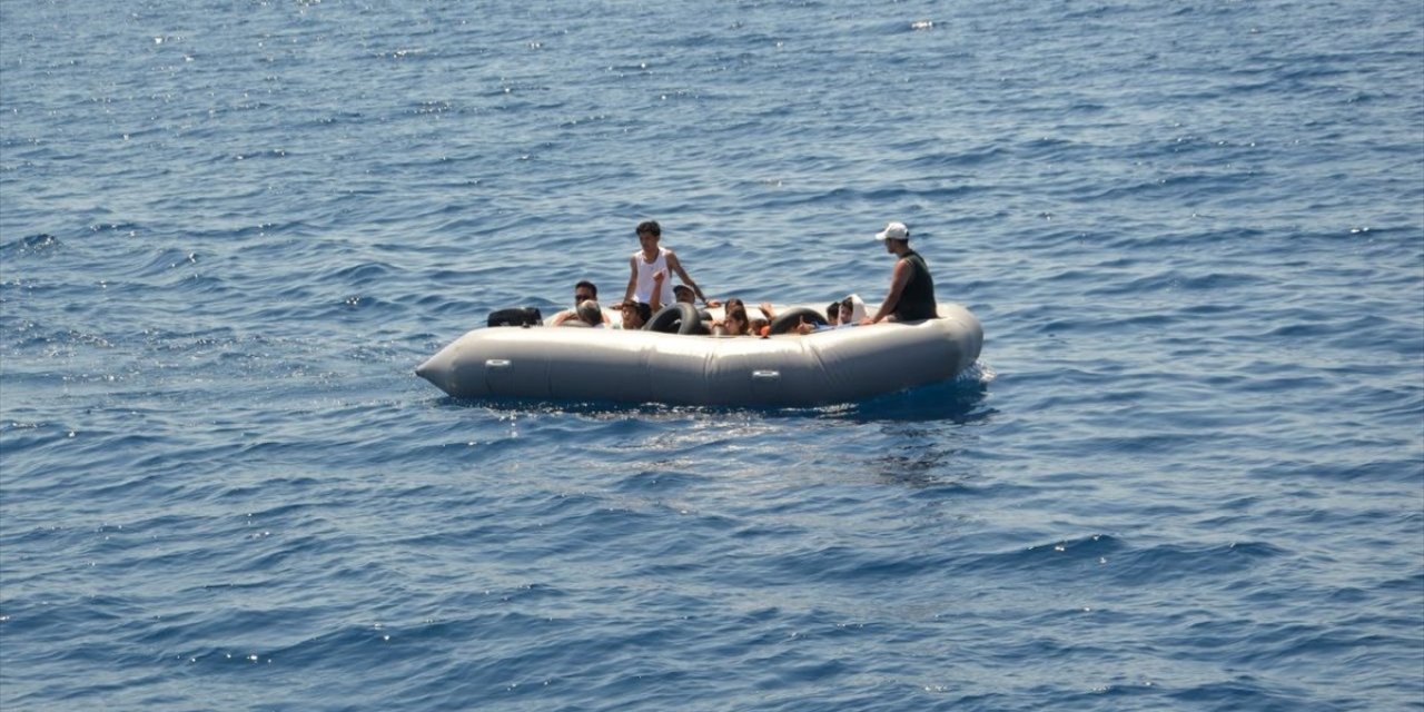 Çanakkale açıklarında 15 düzensiz göçmen yakalandı