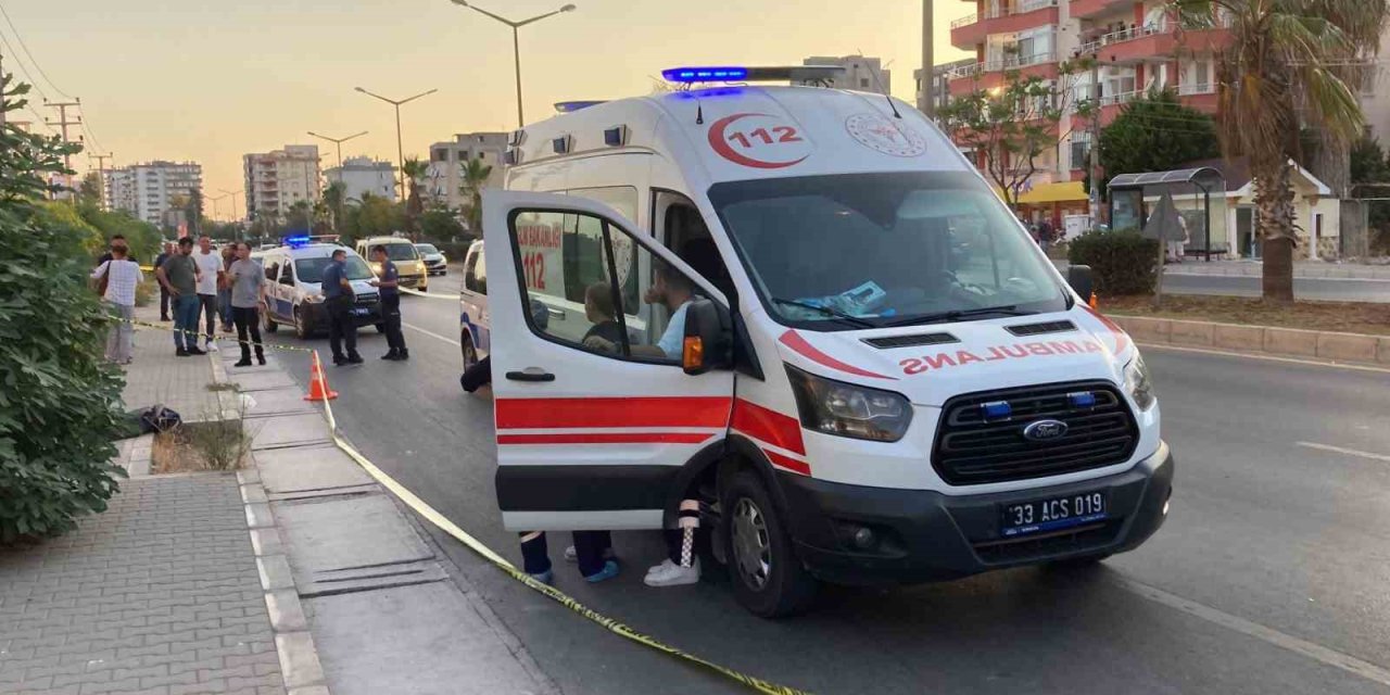 Mersin'de kaldırımda ceset bulundu