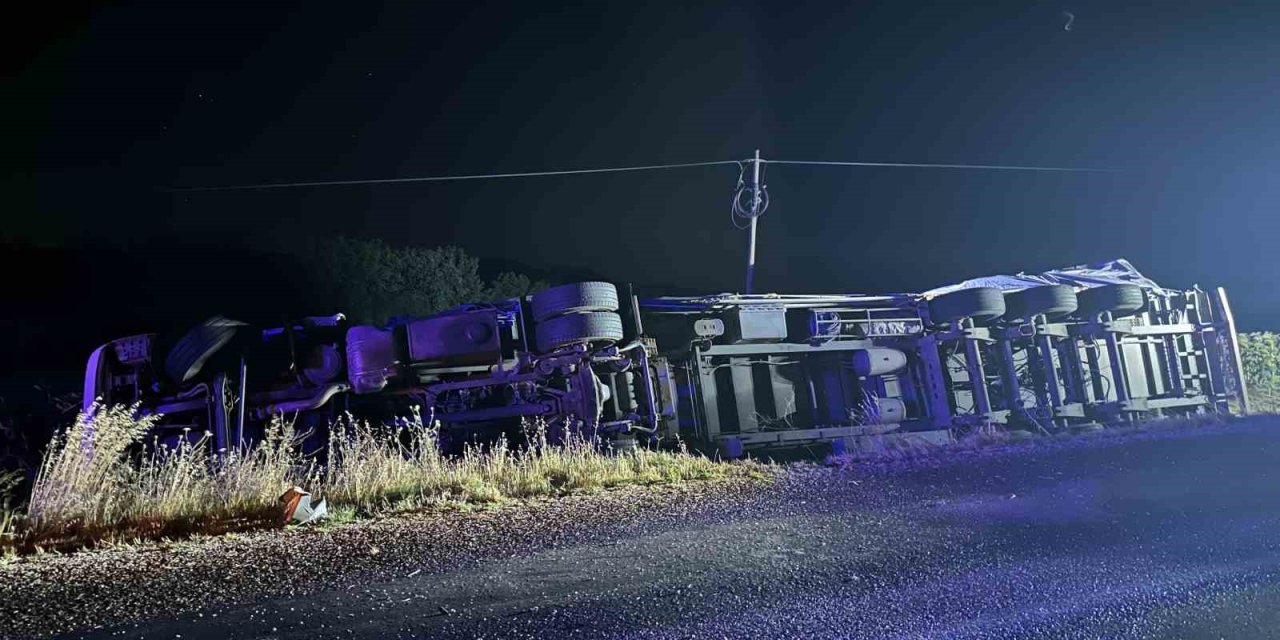 Tekirdağ'da virajı alamayan tır devrildi: 5 yaralı