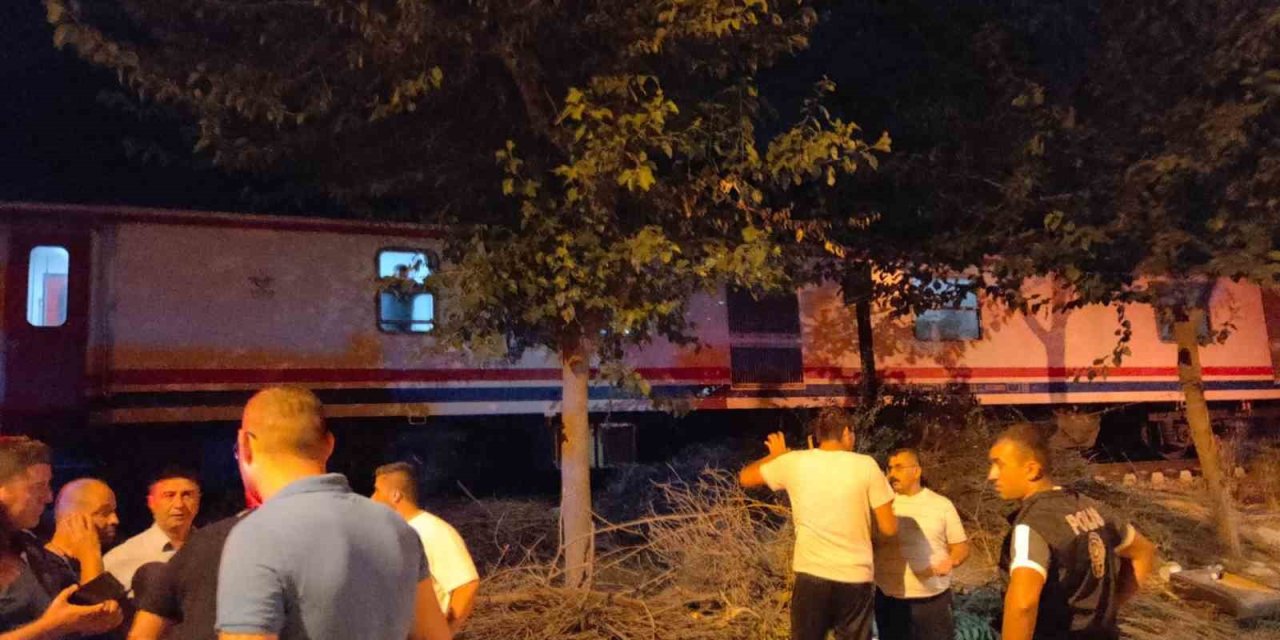 İzmir-Konya seferini yapan yolcu treni yayalara çarptı