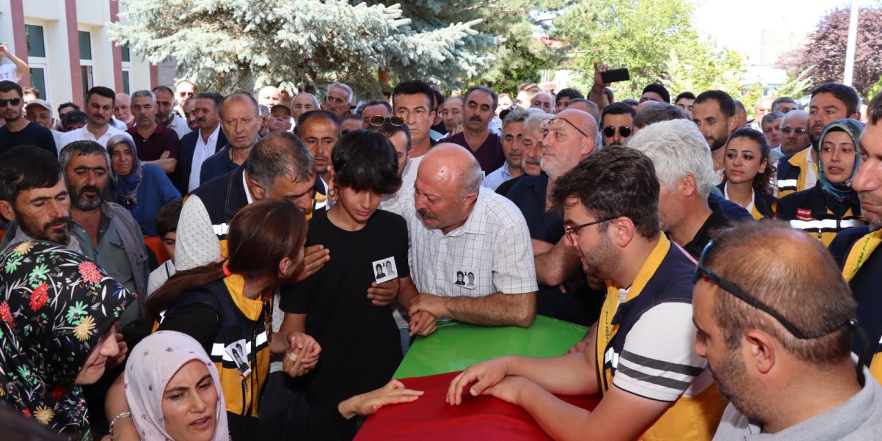 Kazada ölen 2 sağlık çalışanını son yolculuklarına meslektaşları uğurladı