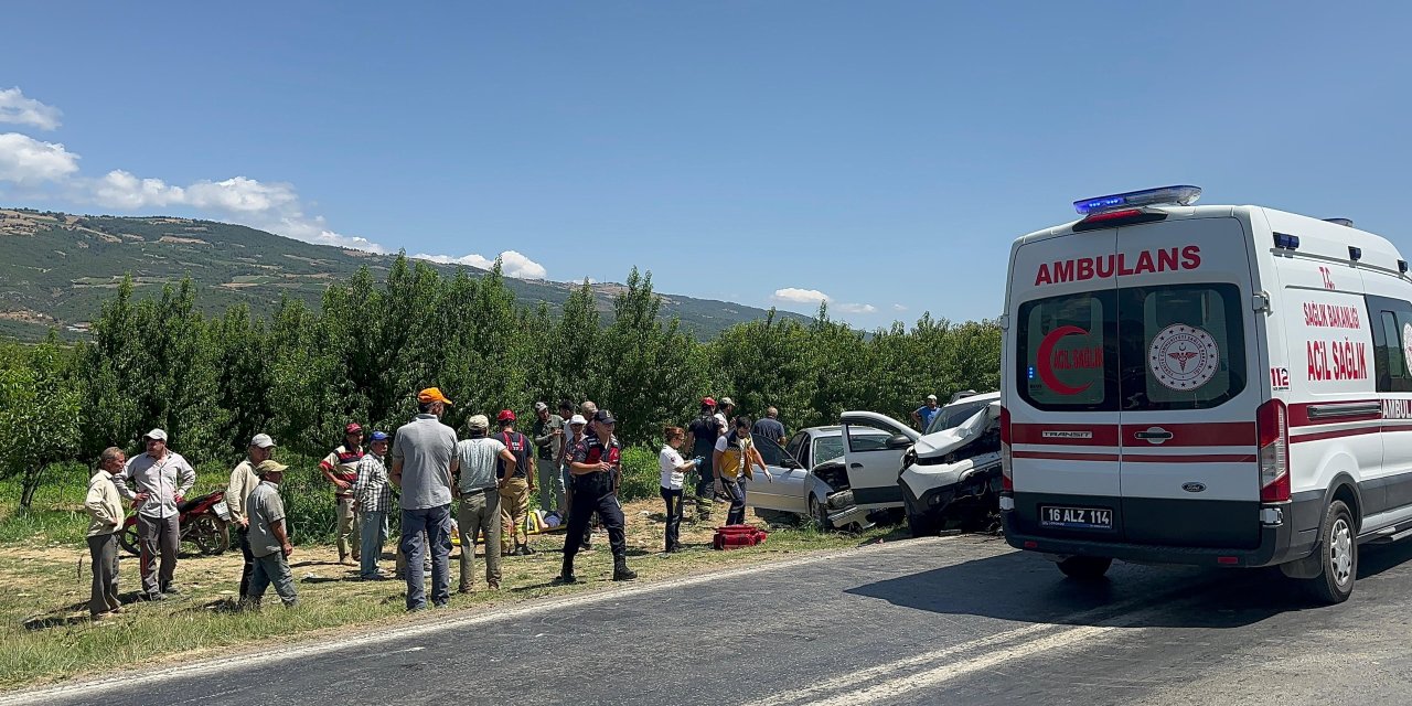 Bursa’da iki otomobil kafa kafaya çarpıştı: 5 yaralı