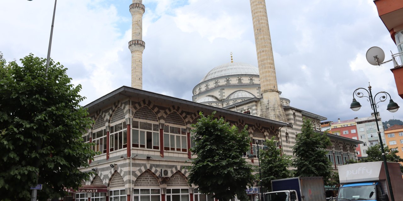 Cumhurbaşkanı Erdoğan'ın 'Kayıyor' dediği cami korozyona uğramış