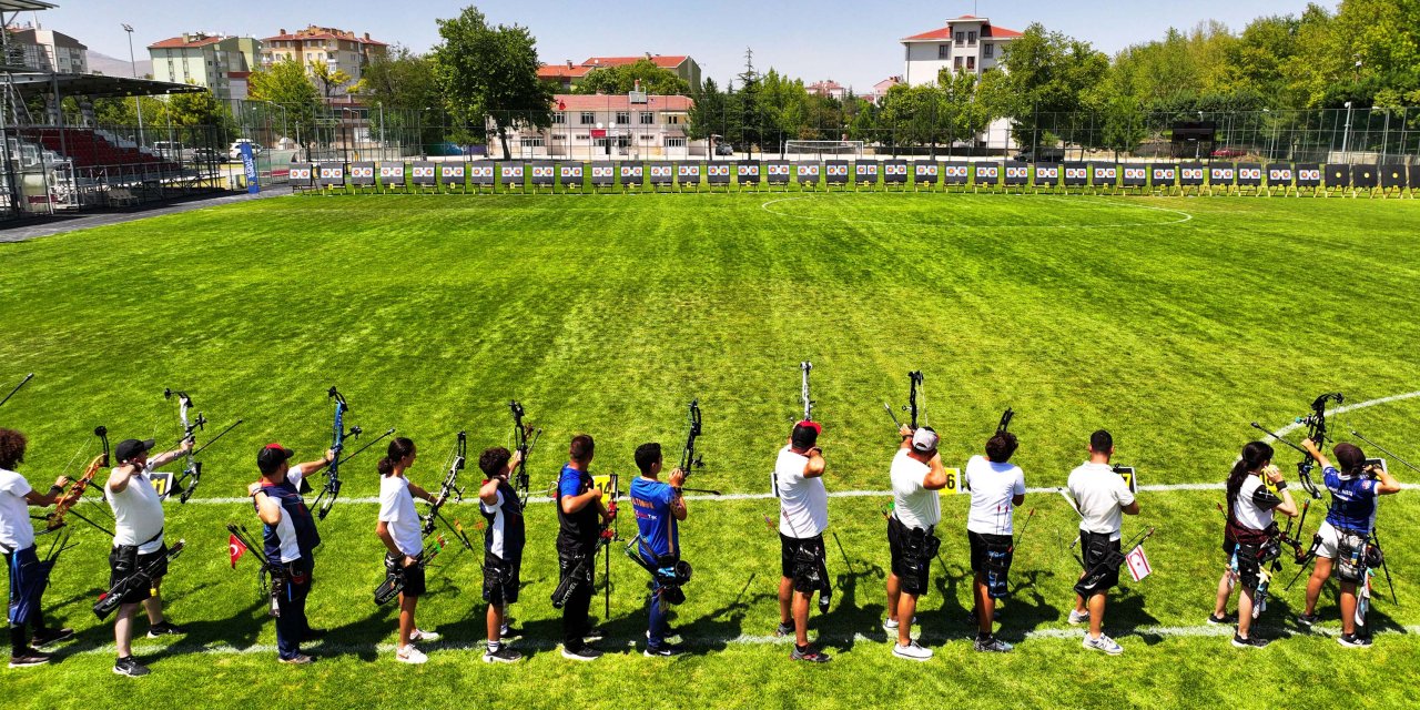 Konya'da sporcular hedefi on ikiden vurmak için yarıştı