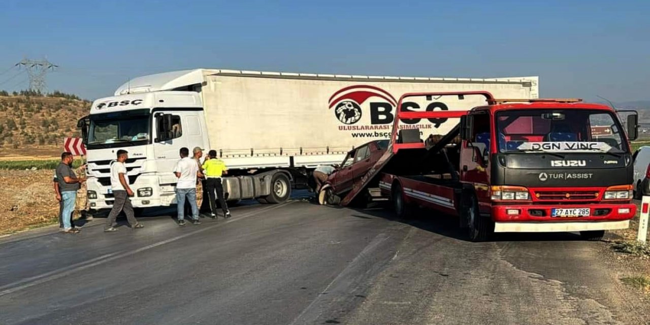 Gaziantep'te TIR'a çarpan otomobildeki 4 kişi yaralandı