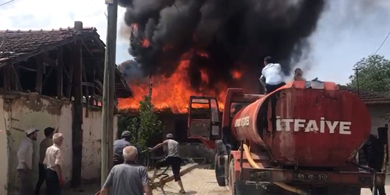 Tokat’ta tek katlı ahşap ev yangında küle döndü