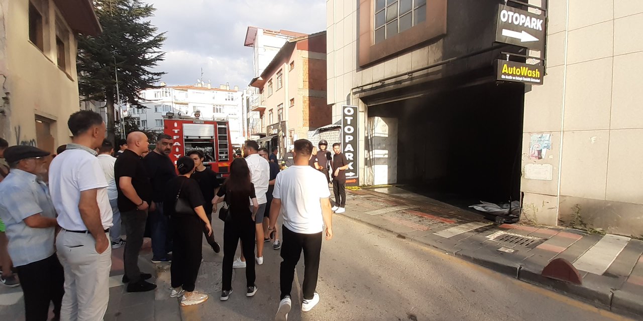 Bolu'da, AVM otoparkının girişindeki yangın söndürüldü