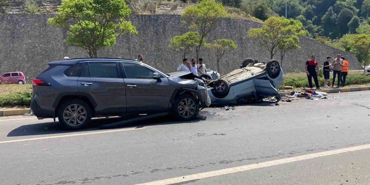 İki otomobil kavşakta çarpıştı: 1 ölü, 6 yaralı