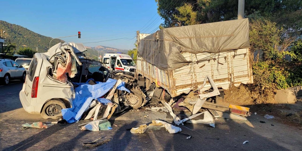 Manisa'da feci kaza: 4 ölü, 3 ağır yaralı