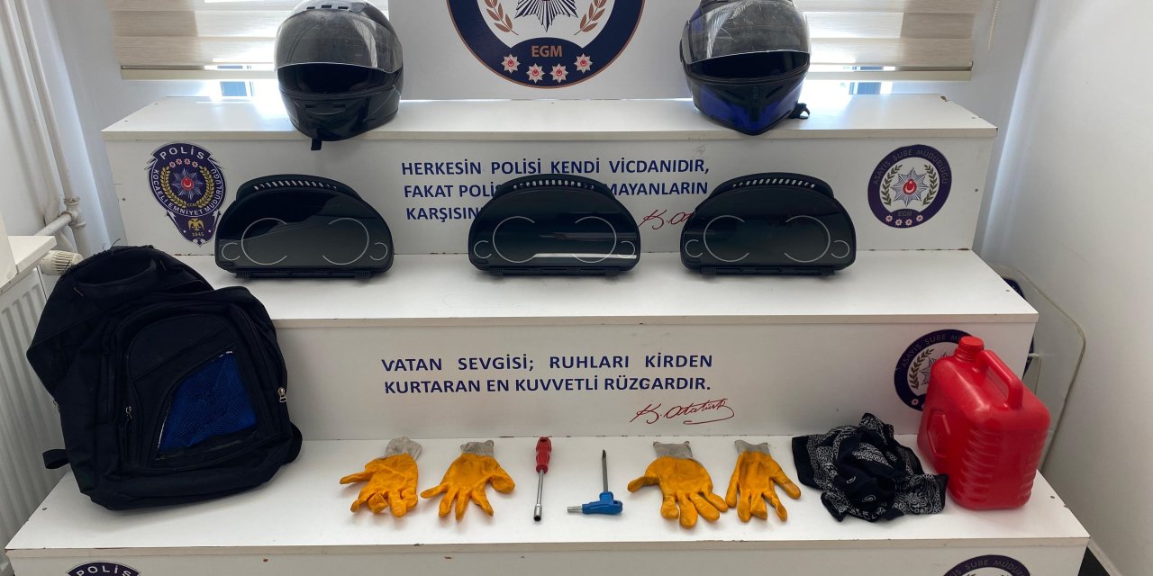 Otomobillerden hayalet ekran çalan hırsızlar yakalandı