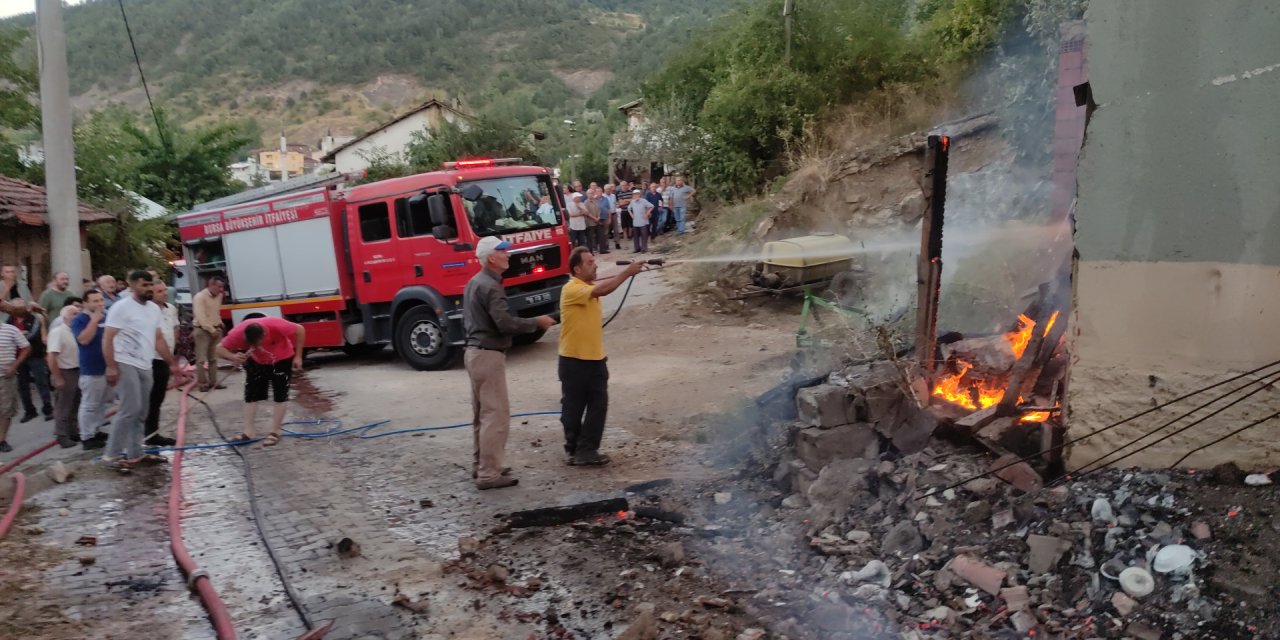 Banyo sobasını yakarken iki katlı ev küle döndü