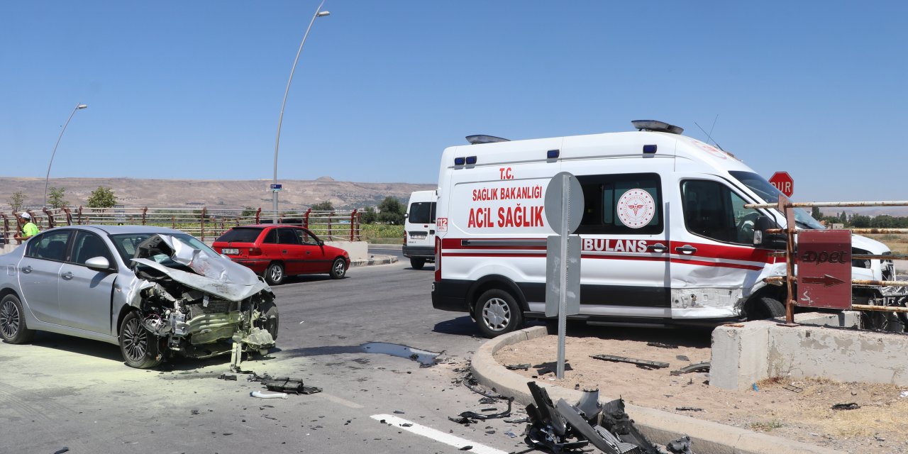 Kayseri'de ambulans ile otomobil çarpıştı! Çok sayıda yaralı var