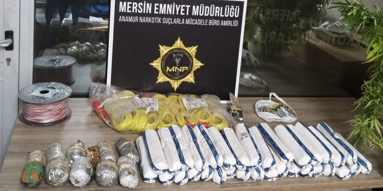 Mersin Anamur'da 19 kilo dinamit ve uyuşturucu ele geçirildi