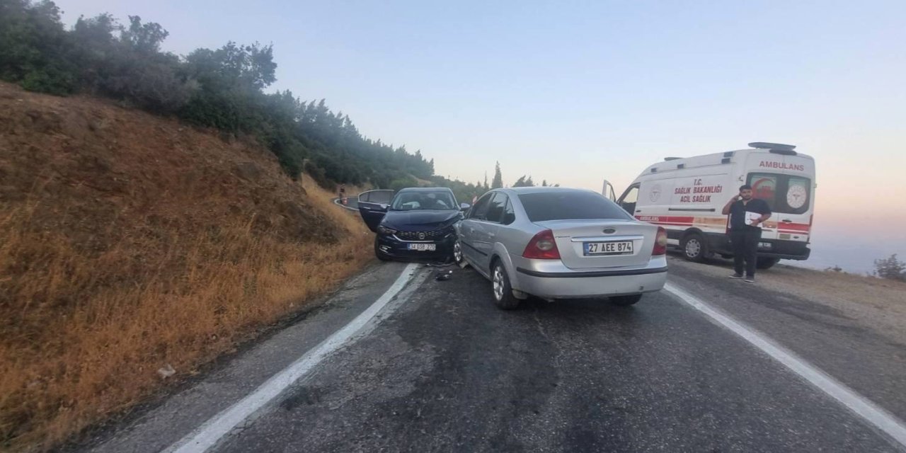 İki otomobil kafa kafaya çarpıştı: 8 yaralı