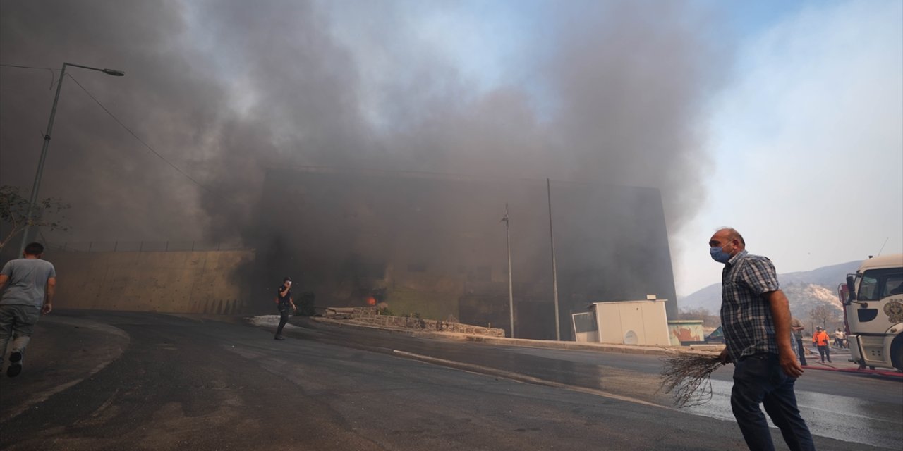 İzmir Karşıyaka'daki orman yangını sanayi sitesine sıçradı